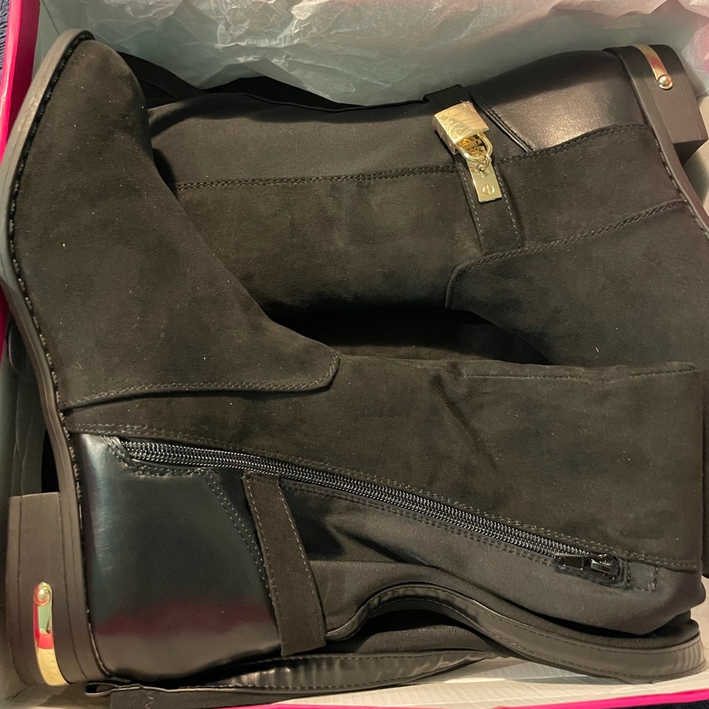 Women Flat Black and Brown Boots. Has never been worn. Comes over the knee. - Picture 1 of 6